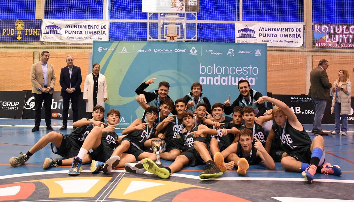 La selección infantil masculina celebra el título andaluz.