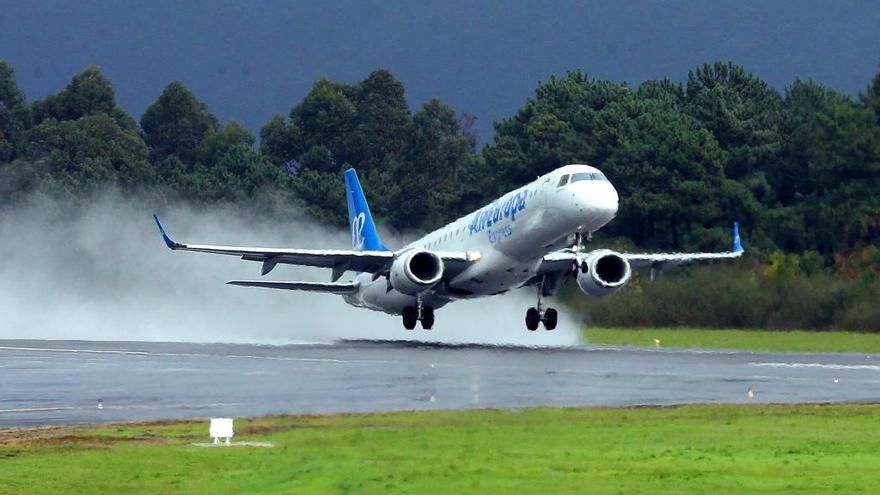 Air Europa cancela la venta de billetes en vuelos entre Vigo y Madrid por el coronavirus. // Marta G. Brea