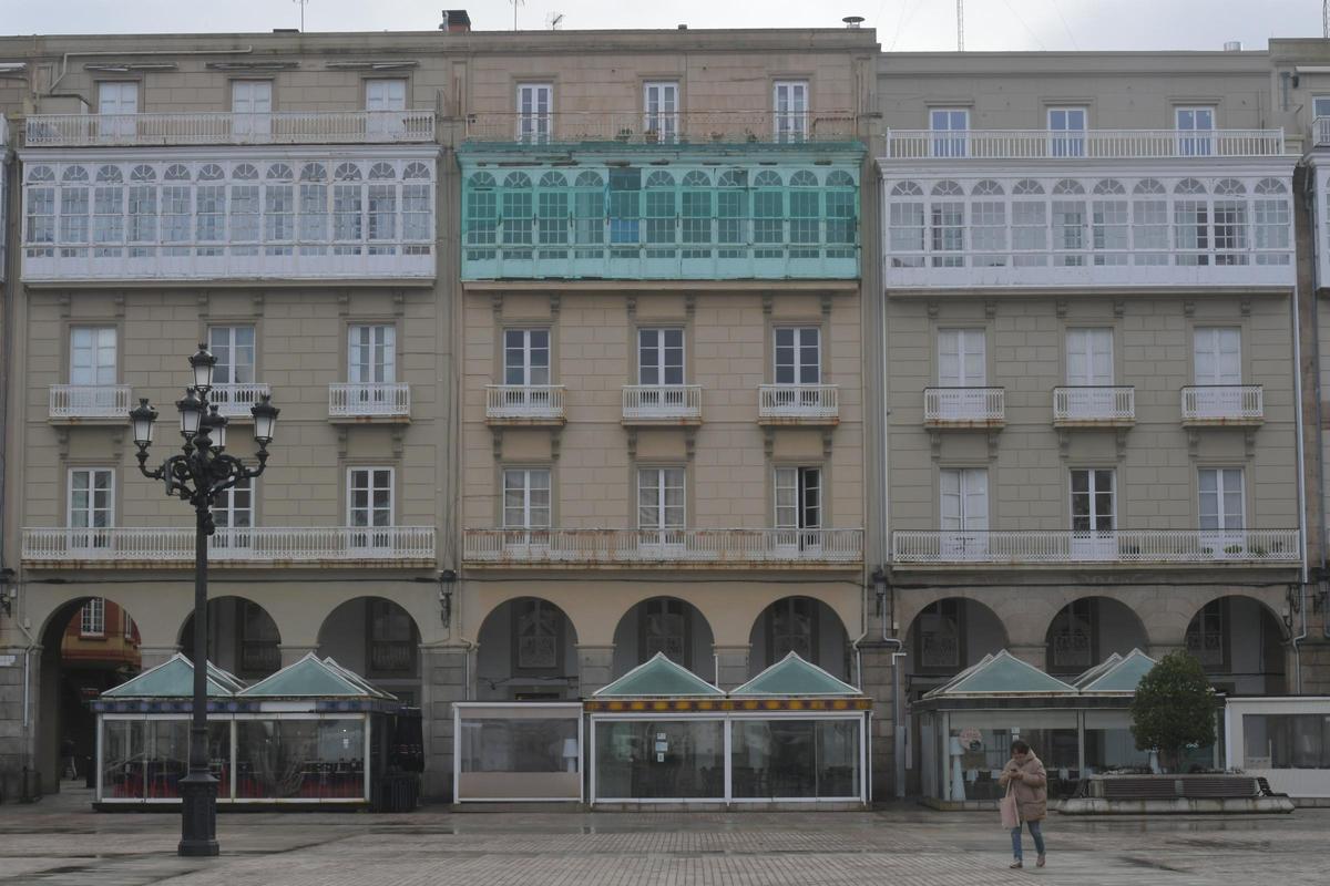 Edificio en mal estado en el número 8 de María Pita.