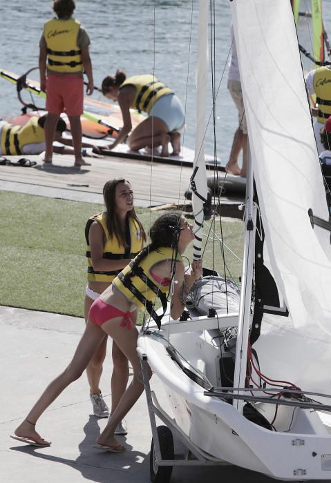 Infantin Elena und ihre Kinder Felipe Juan Froilán und Victoria Federica in der Segelschule von Calanova.