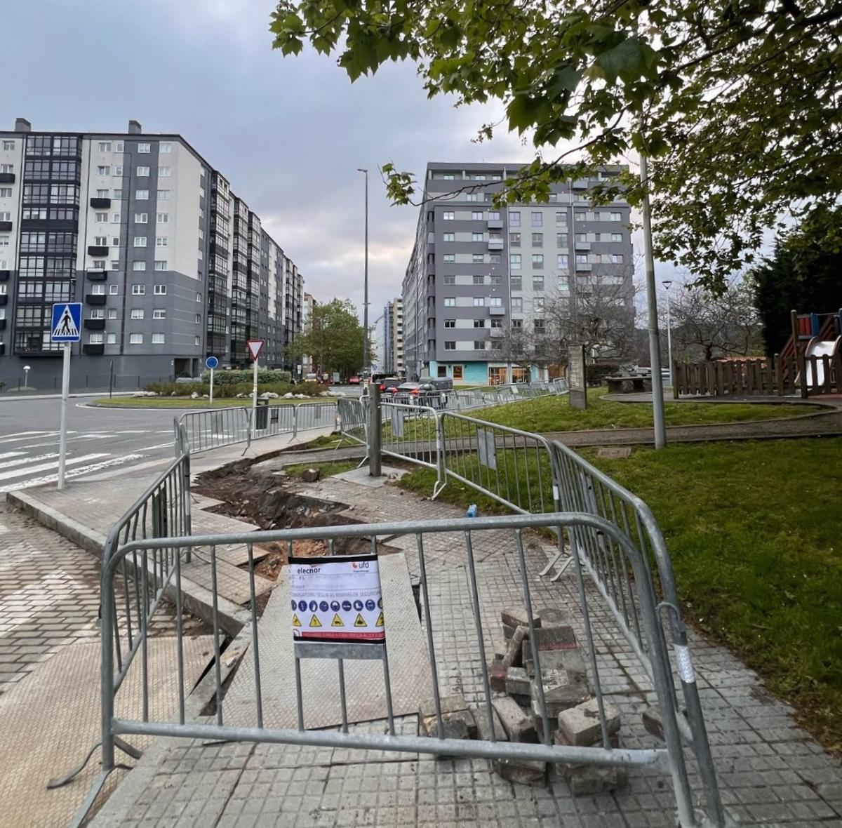 Obra de instalación de una base de BiciCoruña en el barrio de Novo Mesoiro
