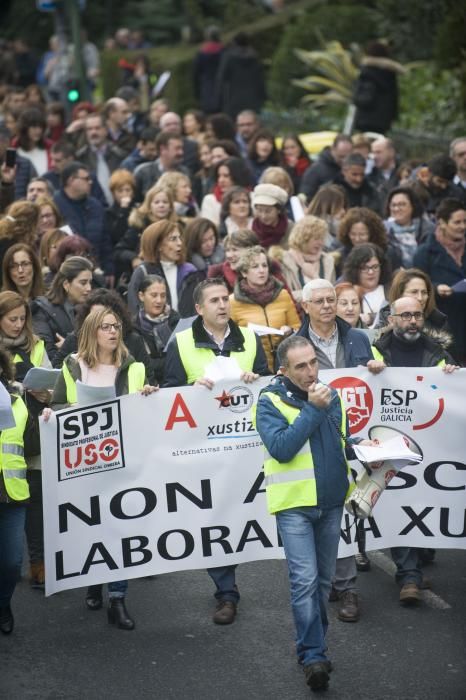 Centenares de funcionarios de la Administración de Justicia han marchado por las calles de A Coruña y otras ciudades gallegas para reivindicar mejoras salariales y sociales.