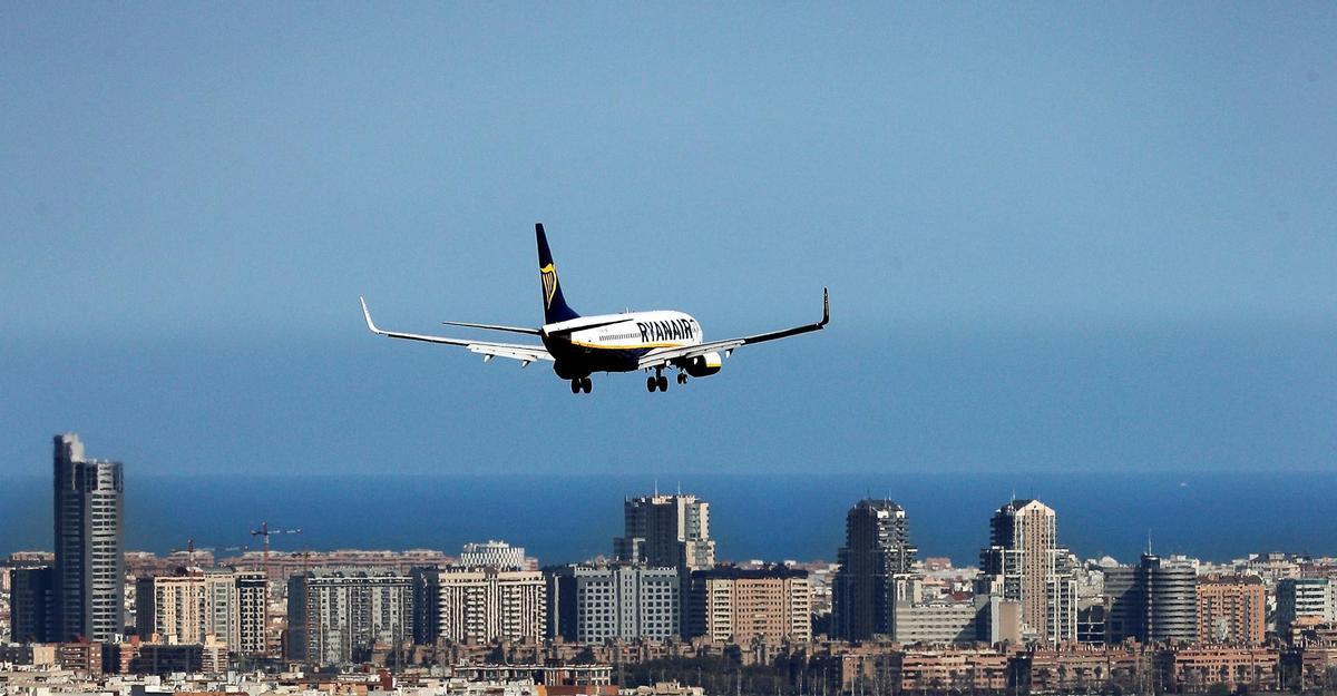 Un avión de la compañía irlandesa Ryanair realiza la maniobra de aproximación al aeropuerto de Manises en Valencia, en una fotografía de archivo. EFE/Manuel Bruque