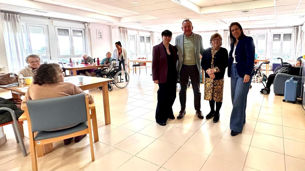 La delegada de Inclusión, Dolores Sánchez, en su visita a la residencia de Hornachuelos.