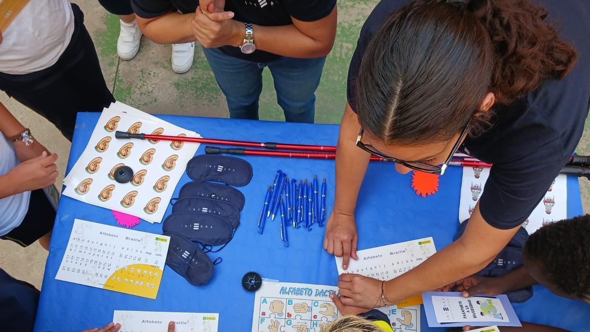 Niños y monitores durante uno de los talleres impartidos en Badajoz dentro del programa de Integra CEE llamado '3IES'.