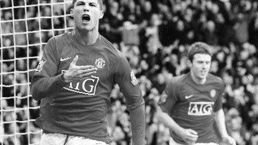 Cristiano Ronaldo celebra un gol en presencia de Carrick. / Phil Noble