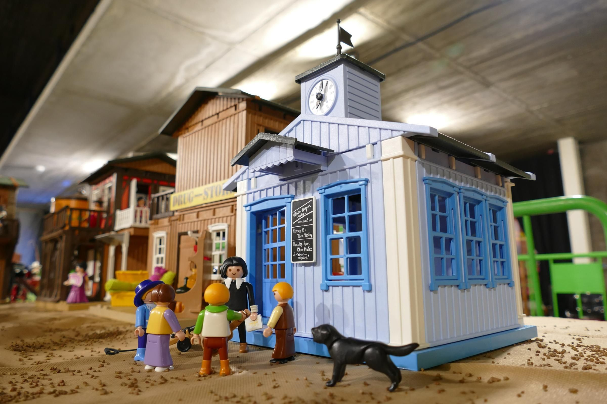 Centenars de clicks de Playmobil ocupen el Casino Menestral Figuerenc