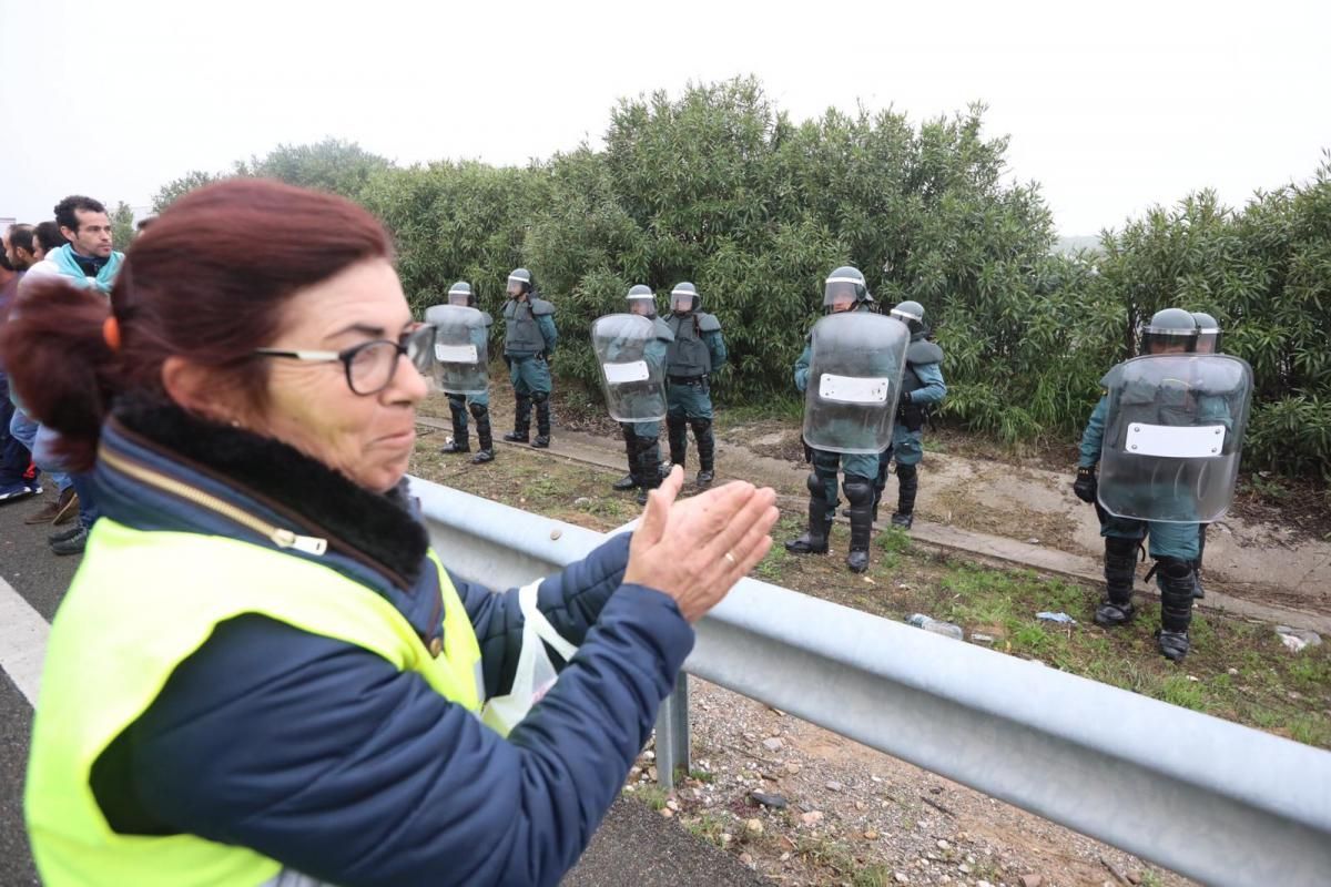 Agricultores cortan la autovía A-4 entre Montoro y Villa del Río