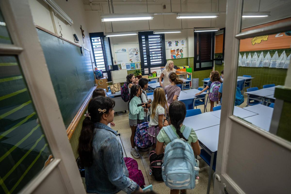 Alumnado entrando a su clase el primer día de curso, el año pasado en Catalunya.