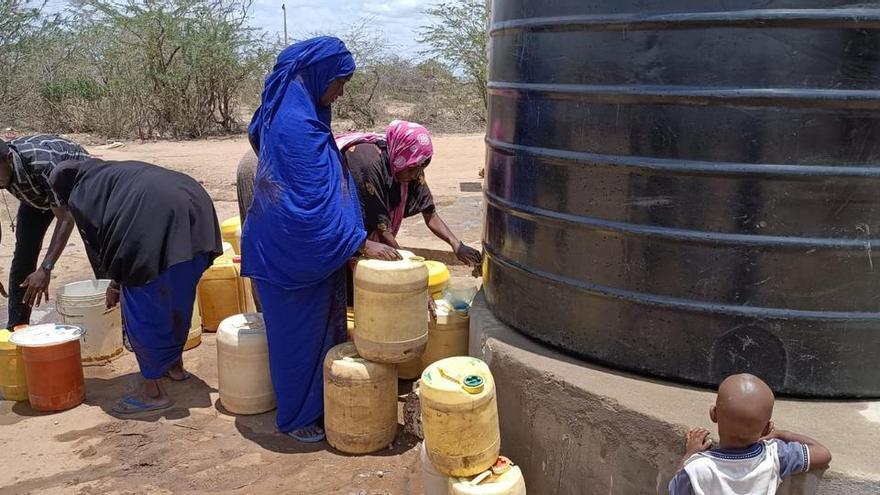 Aldeanos de la zona noreste de Kenia recogiendo agua.