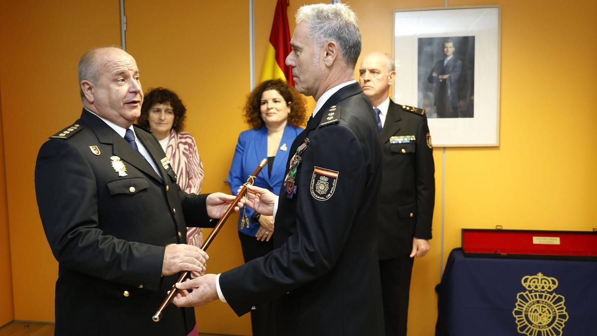 El comisario Guzmán (dcha.) recibió el bastón de mando del comisario provincial de A Coruña
