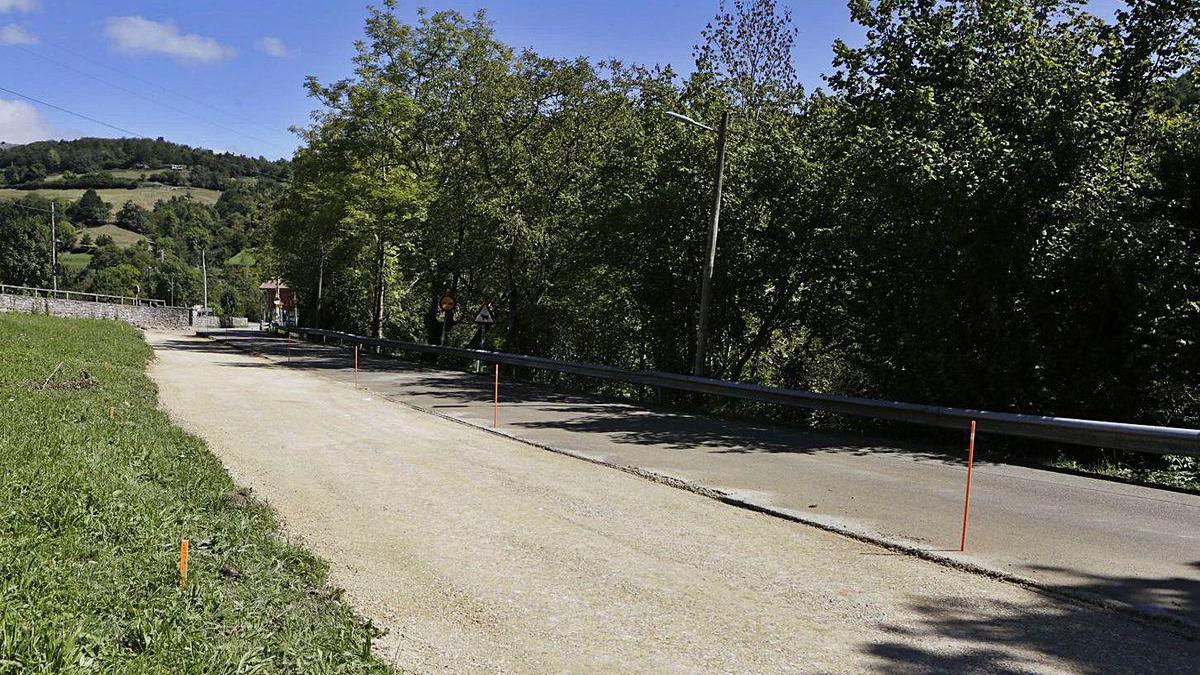 Obras en la carretera que une Rioseco y Soto de Agues, en cuyas inmediaciones se construirá la senda peatonal.