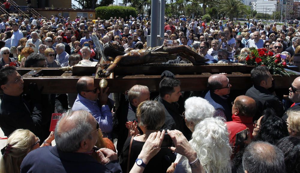 El Cristo del Grao recorre las calles de Poblats Marítims