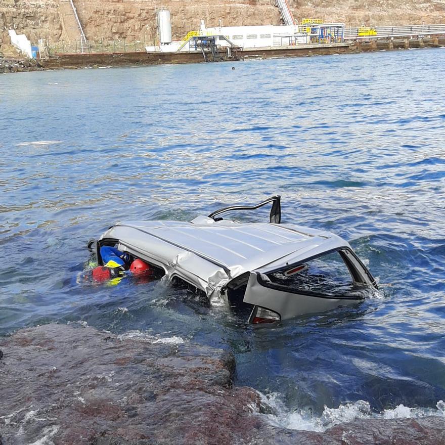 Un furgón se precipita al mar en Telde