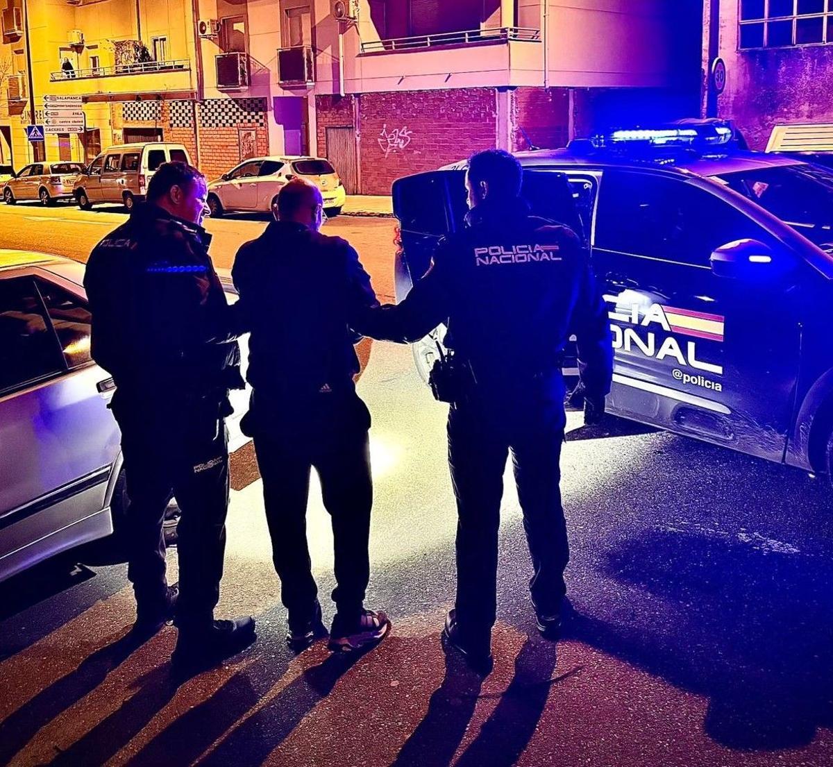 Detenido por la Policía Nacional tres veces en un mes por robar baterías de coches en Plasencia.
