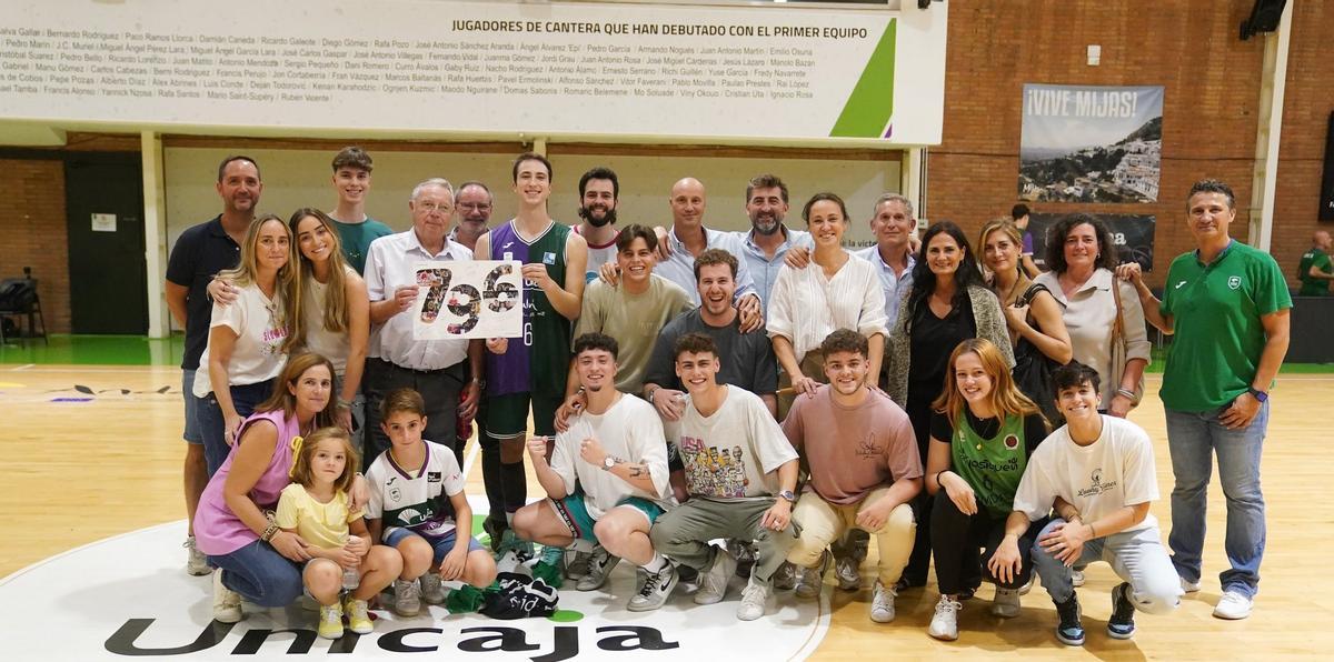 Rafa Santos, con sus familiares, tras la disputa del encuentro de su vuelta a las pistas.