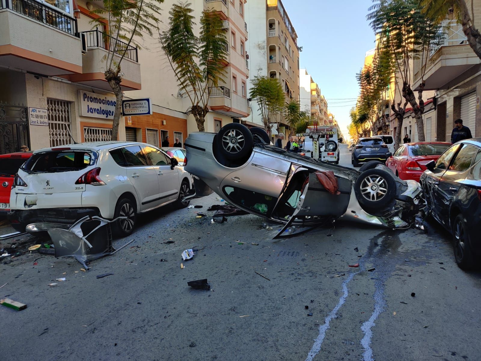 Tres heridos leves, siete coches con daños y una terraza destrozada en un aparatoso accidente en la calle Caballero de Rodas, en el centro de Torrevieja