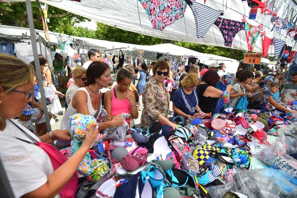 Los turistas abarrotan la feria de Portonovo