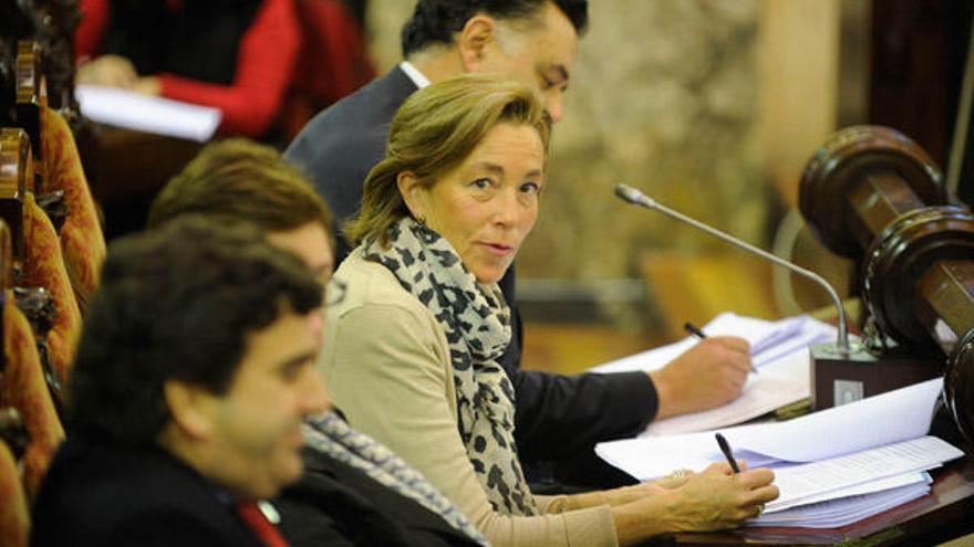 Rosa Gallego, en el banco destinado al PP en el salón de plenos del Ayuntamiento de A Coruña. / Carlos Pardellas