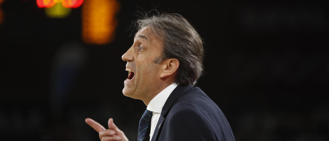 Luis Casimiro da instrucciones durante un partido del Betis.