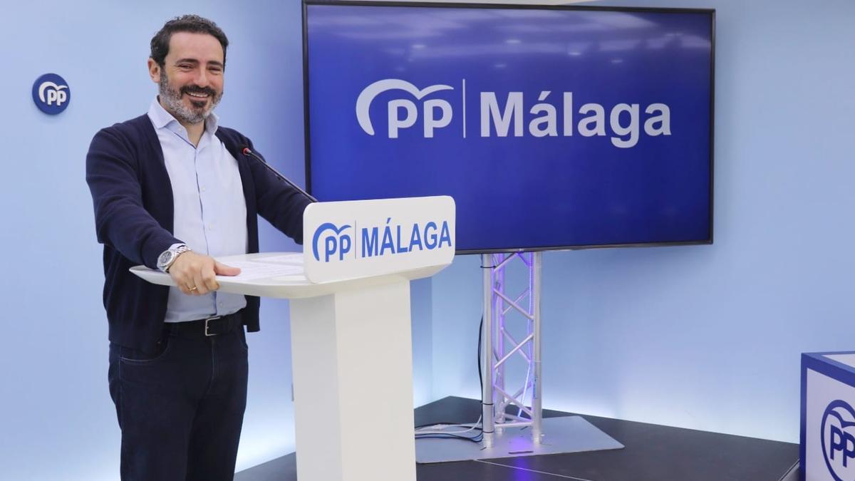 El secretario general del PP de Málaga, José Ramón Carmona, durante su comparecencia.