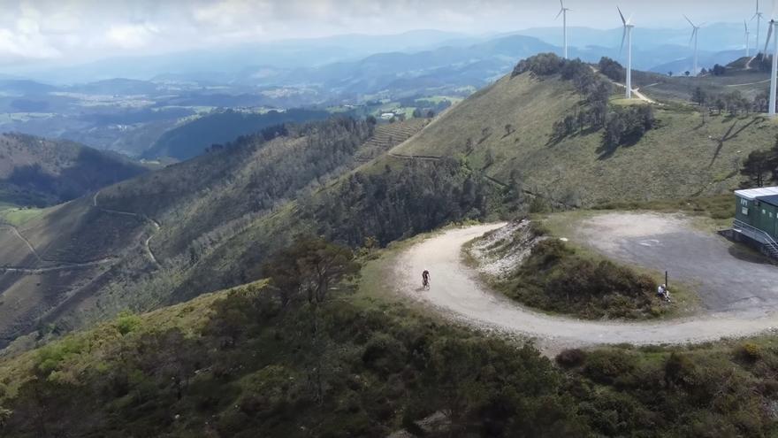 Bikineros en el ascenso al Pico Aguión