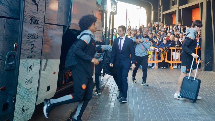 Así fue la llegada del autobús del Valencia a Mestalla