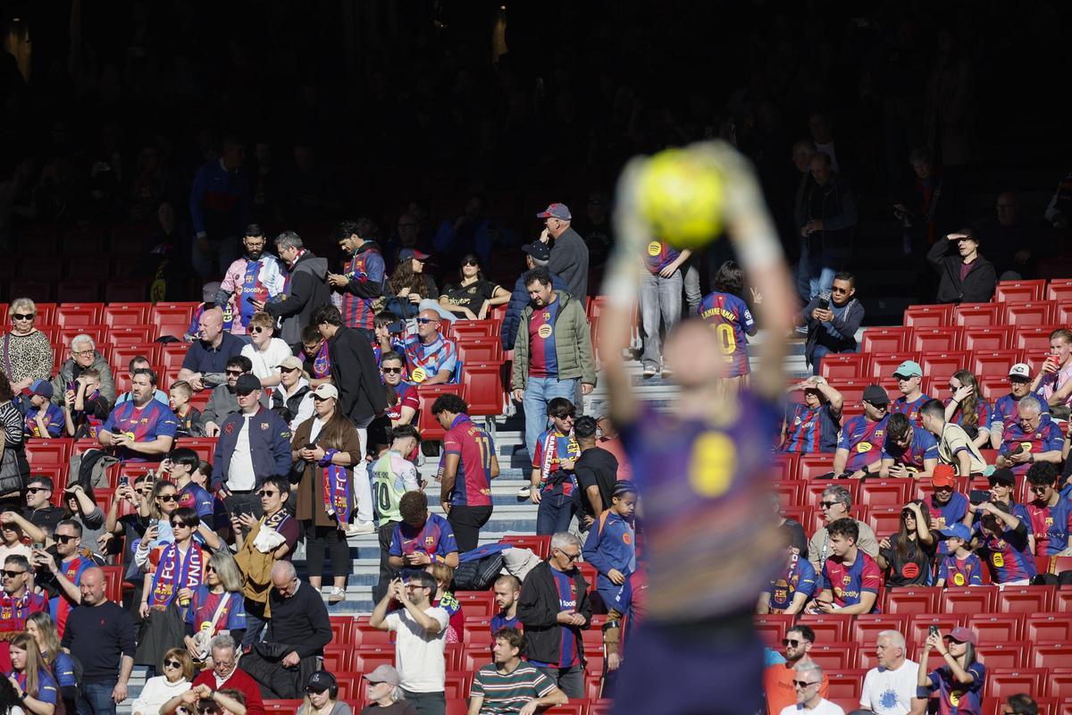 Aficionados del Barcelona, previo a uno de los partidos de LaLiga, en el Spotify Camp Nou de Barcelona. Foto archivo