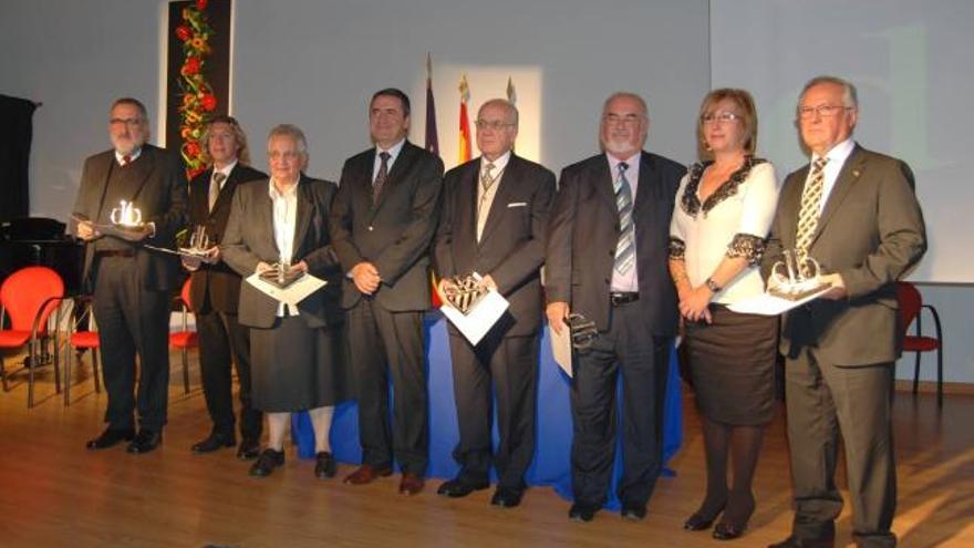 Imagen de todos los homenajeados en el Casal de Cultura tras recibir su galardón.
