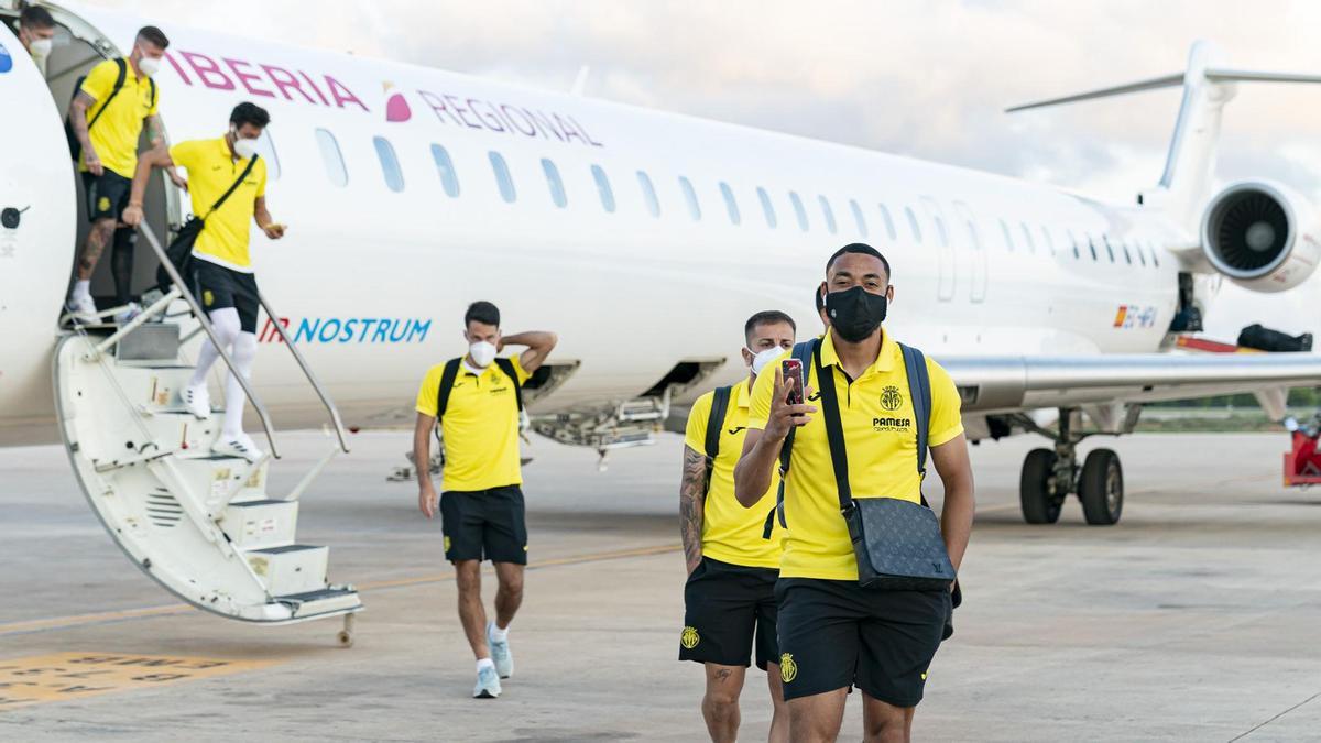 Los jugadores del Villarreal, a su llegada a Palma.