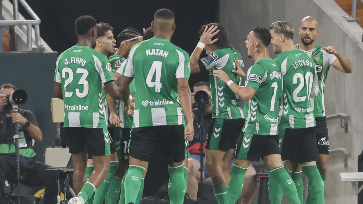 Cucho celebra con sus compañeros su gol en el Betis-Real Sociedad de la ida en La Cartuja