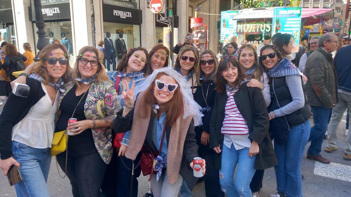 Ana Guillem posa con sus primas, en la calle San Vicente de València.