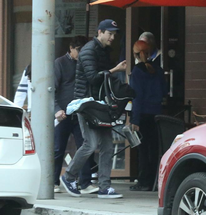 Ashton Kutcher con su segundo hijo Dimitri