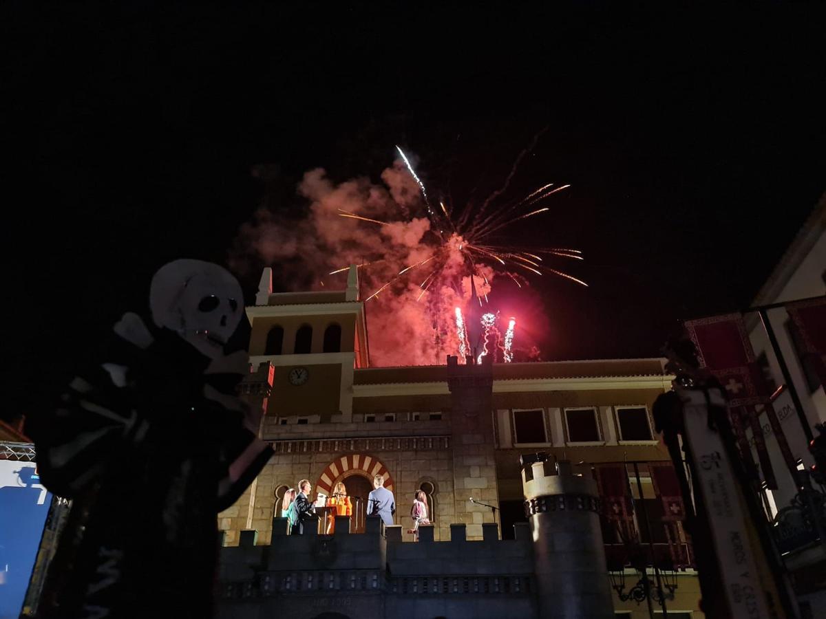 El castillo de fuegos artificiales como colofón del pregón de Victoria Arnáu.