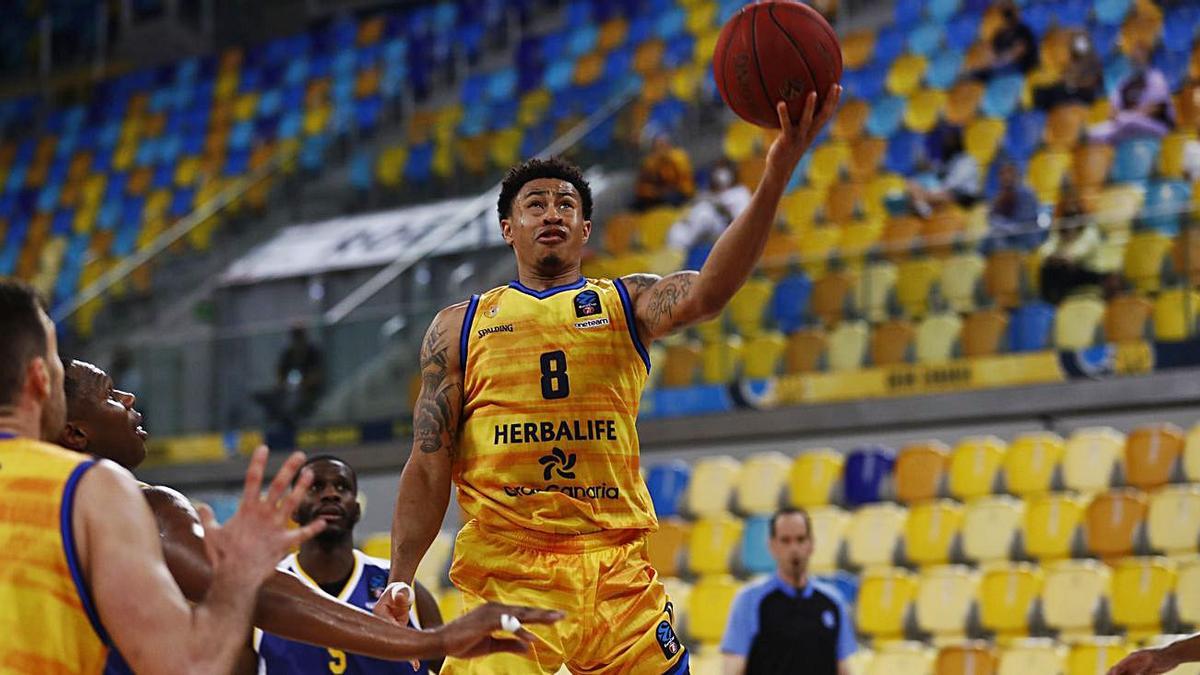 AJ Slaughter realiza una bandeja durante el partido frente al Metropolitans 92 el viernes en el Gran Canaria Arena. | | CBGRANCANARIA