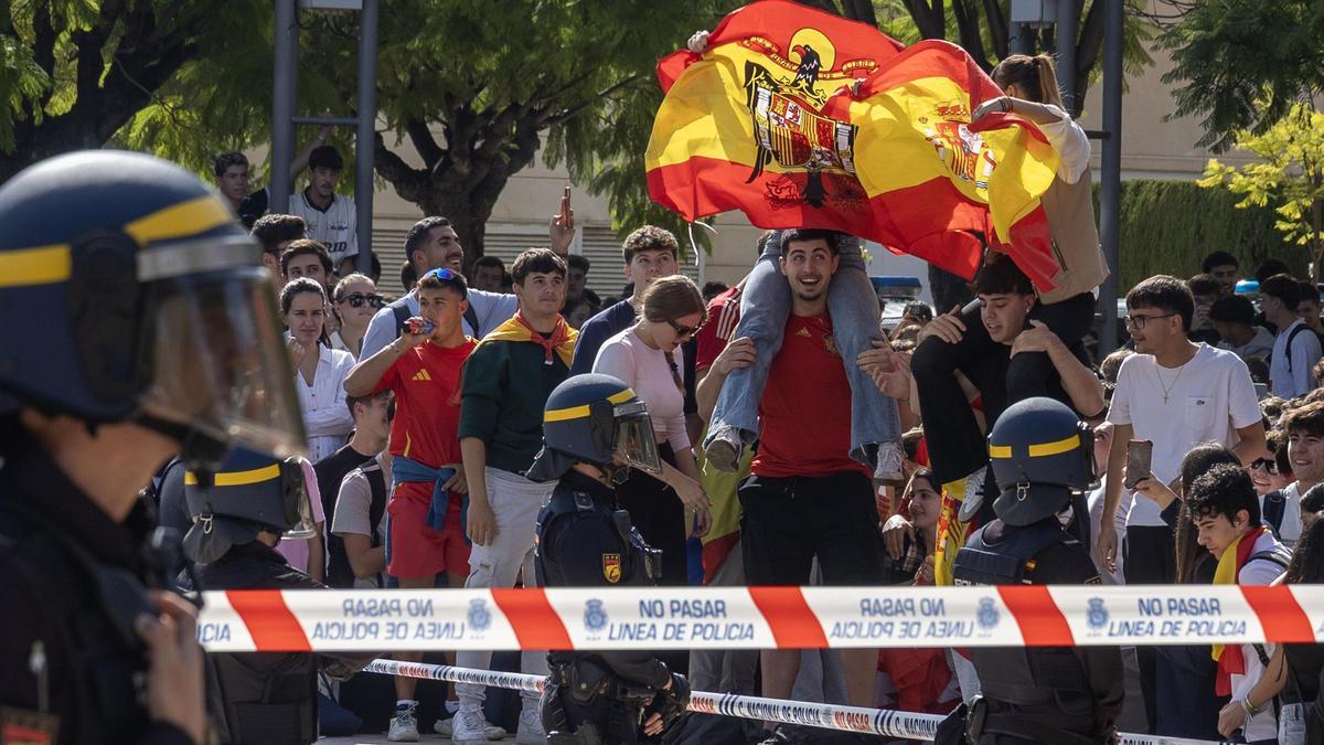 Jóvenes con una bandera franquista durante el acto del agitador ultra Vito Quiles en Alicante.