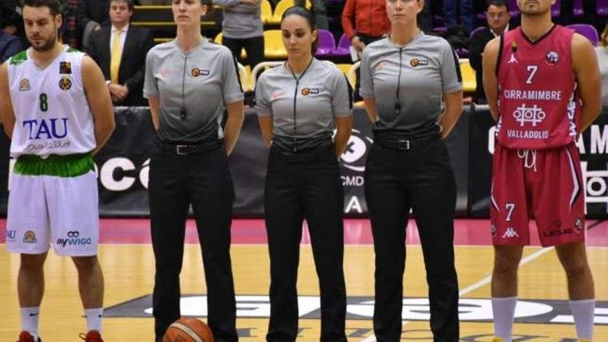 Elena Espiau, Yasmina Alcaraz y Paula Lema, entre los capitanes del Carramimbre Valladolid y el Tau Castelló, el pasado 18 de diciembre, antes del primer partido de LEB Oro arbitrado por tres mujeres.