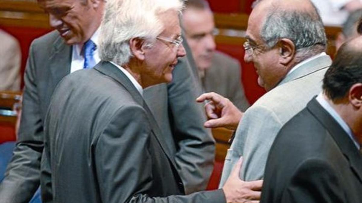 El 'conseller' de Cultura, Ferran Mascarell (izquierda), saluda al socialista Joaquim Nadal, ayer en el Parlament.