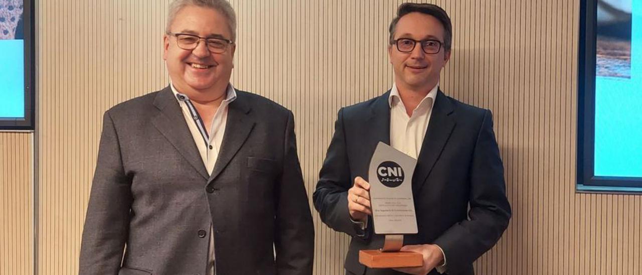 Javier Cueto, presidente de la Confederación Nacional de Instaladores, y Gabriel Uría, director de la empresa asturiana, con el galardón. | LNE