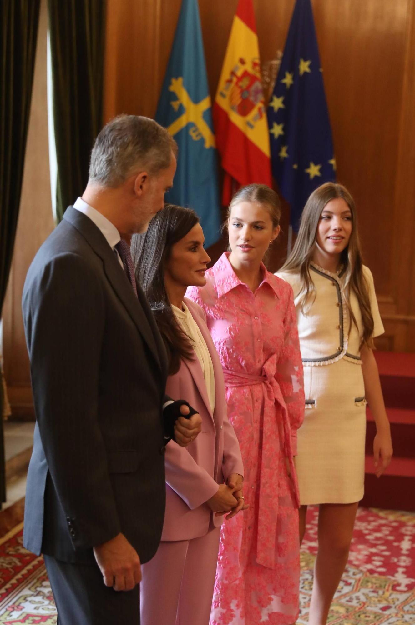 EN IMÁGENES: Así fue la recepción de los Reyes y sus hijas a los Premios Fin de Carrera de la Universidad de Oviedo