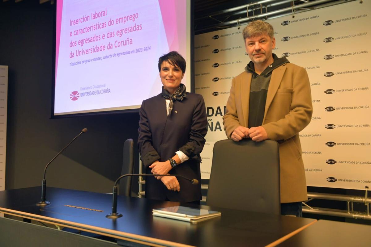 La vicerreitora de Estudantes e Empregabilidade, María José Lombardía, y el director do Observatorio Ocupacional, Francisco León Medina, en la presentación.