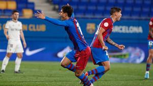 Lucas de Vega celebra un gol que ha dado mucho aire al filial