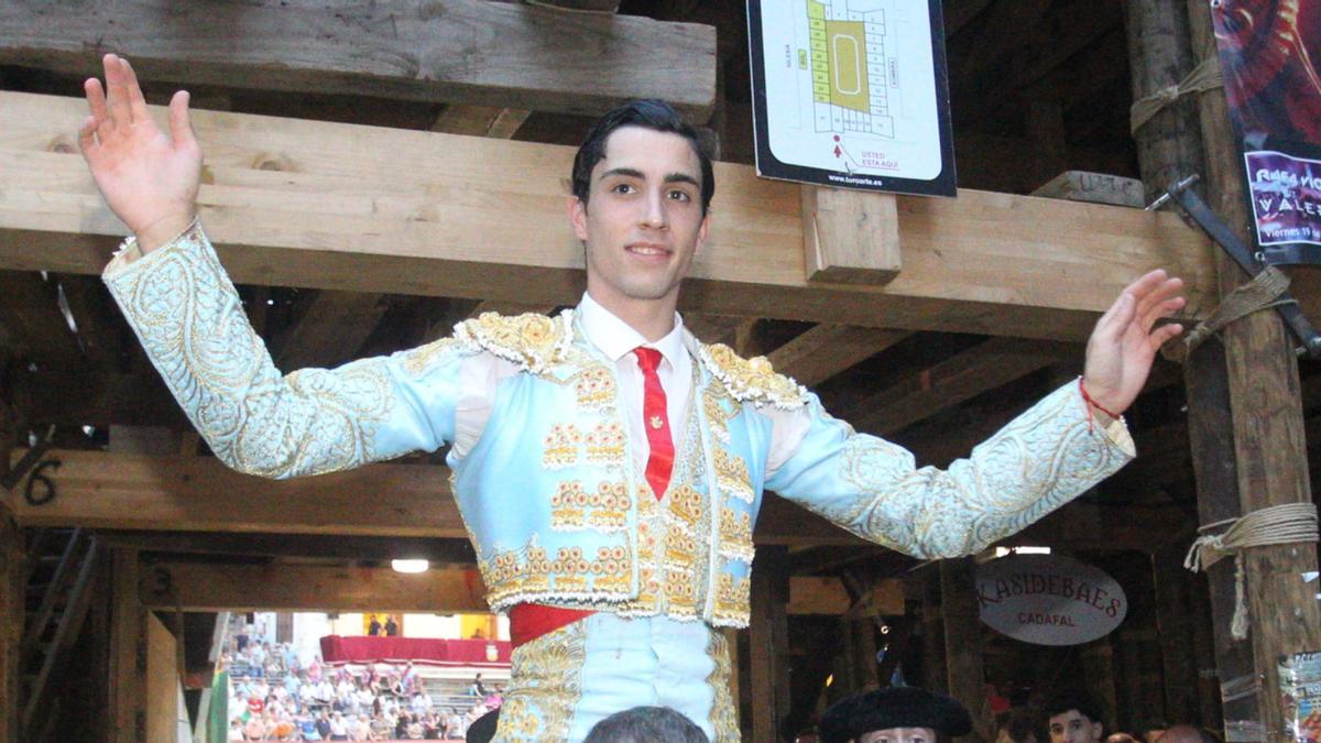 El novillero Iker Fernández ‘El Mene’ sale por la puerta grande el día de su debut en Algemesí