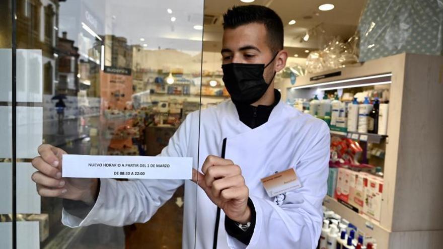 La farmacia de Plaza de España modificó su horario el pasado 1 de marzo. |   // RAFA VÁZQUEZ