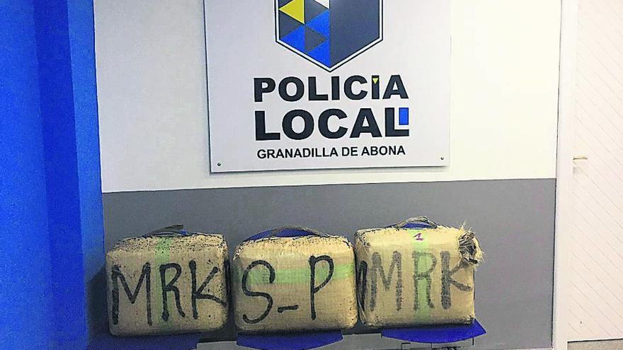 Tres de los fardos intervenidos, en la Jefatura de la Policía Local de Granadilla de Abona.