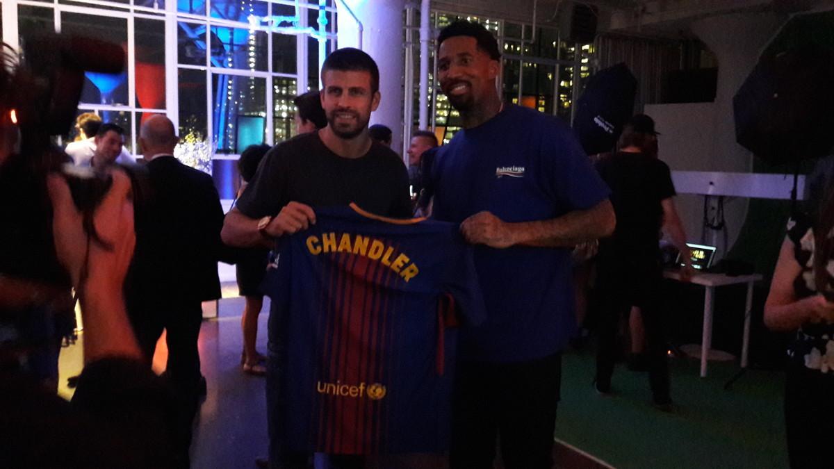 Gerard Piqué y Wilson Chandler, jugador de los Denver Nuggets