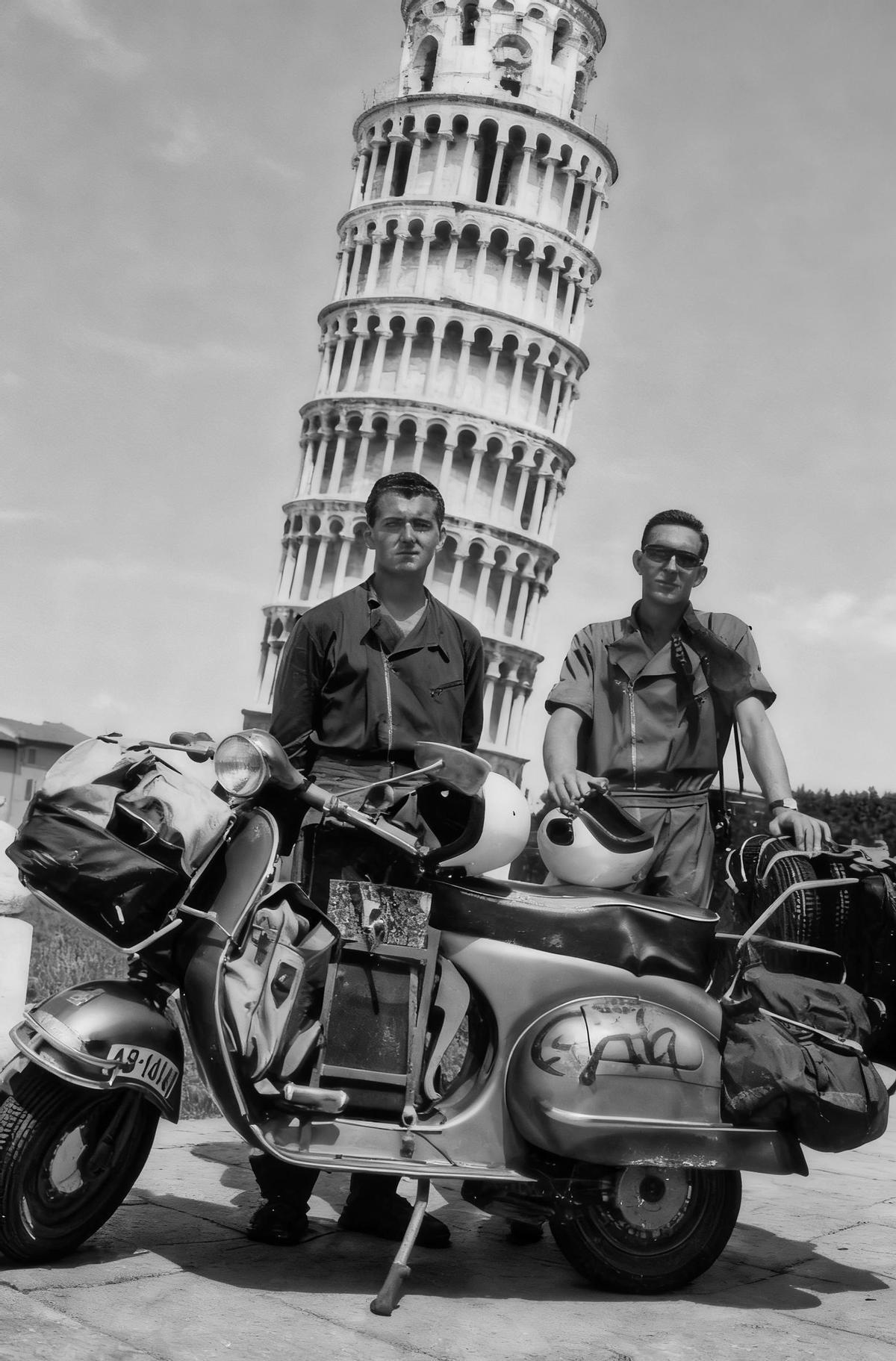Con la vespa en la inclinada torre de Pisa