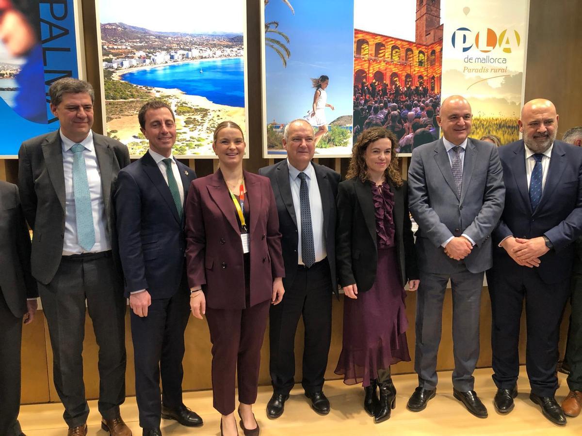 Jaume Bauzà, Llorenç Galmés, la presidenta Marga Prohens, el ministro Jordi Hereu, Rosario Sánchez, Vicent Marí y Jaime Martínez, este martes en el estand de Baleares, en la ITB en Berlín.