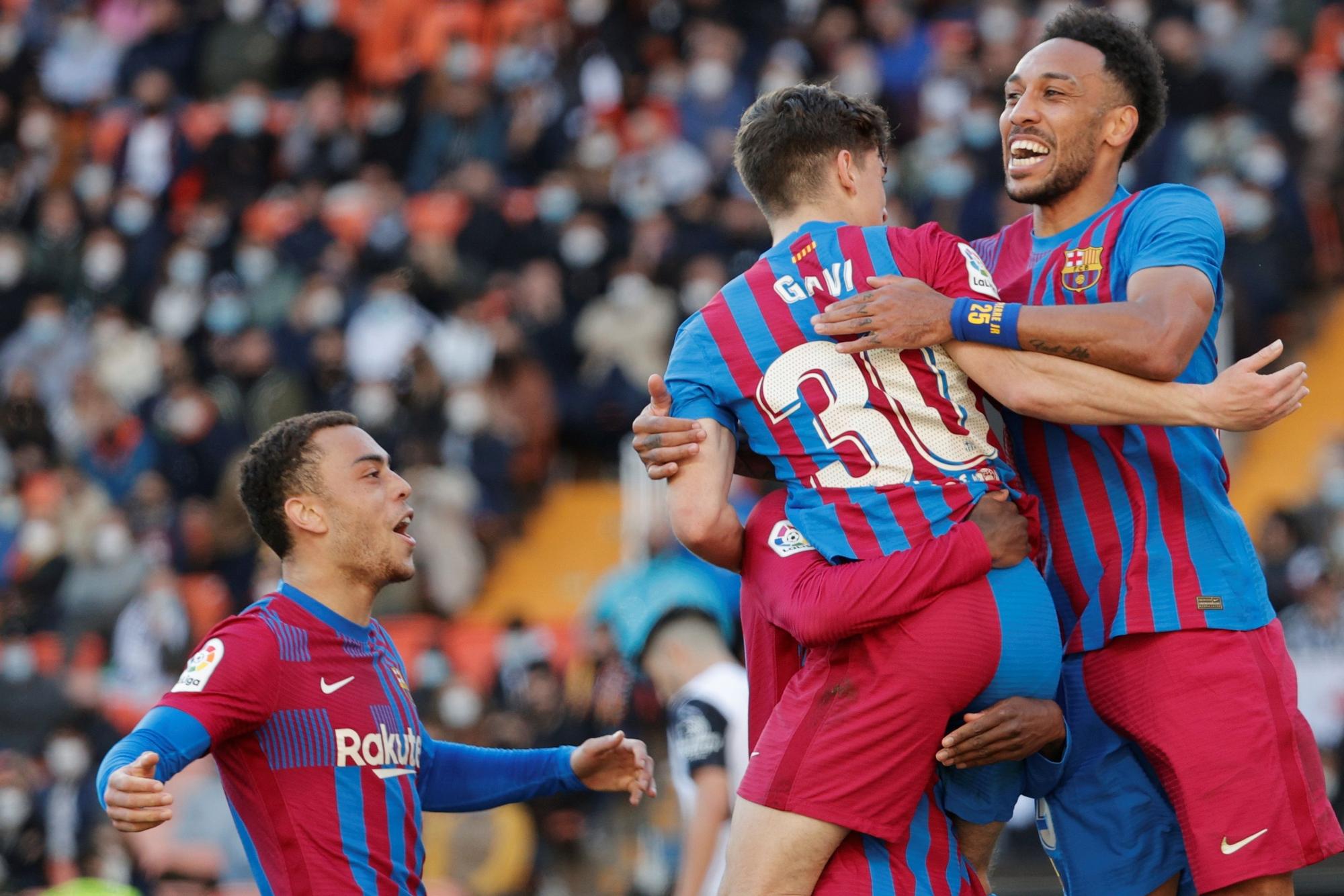 Los jugadores del Barça celebran uno de los goles de su victoria en Mestalla.