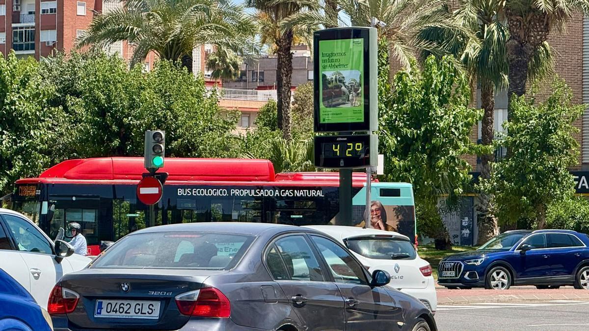 Un termómetro de Murcia indica 42 grados de temperatura, este viernes